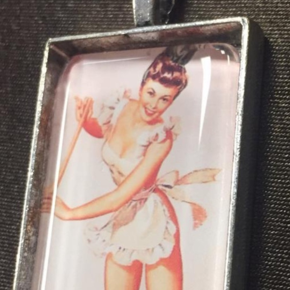 Pin up necklace - Picture 4 of 5